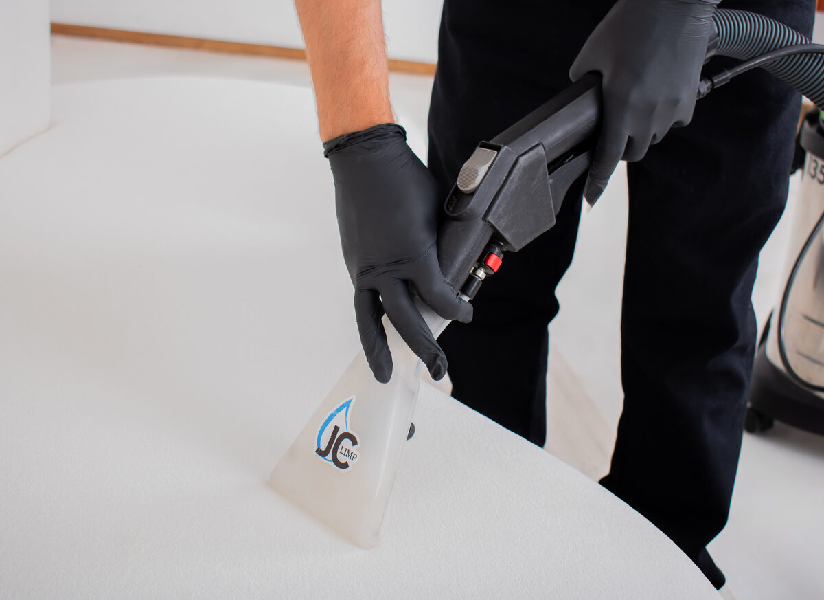 Equipamento profissional JC Higienização em ação