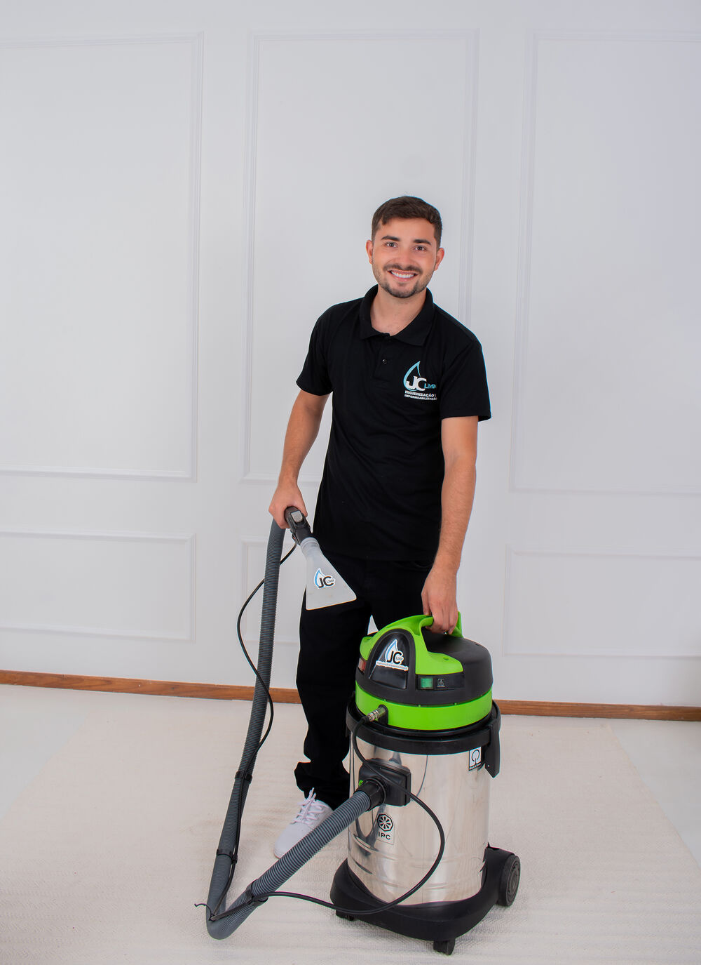 Profissional JC Higienização com equipamento