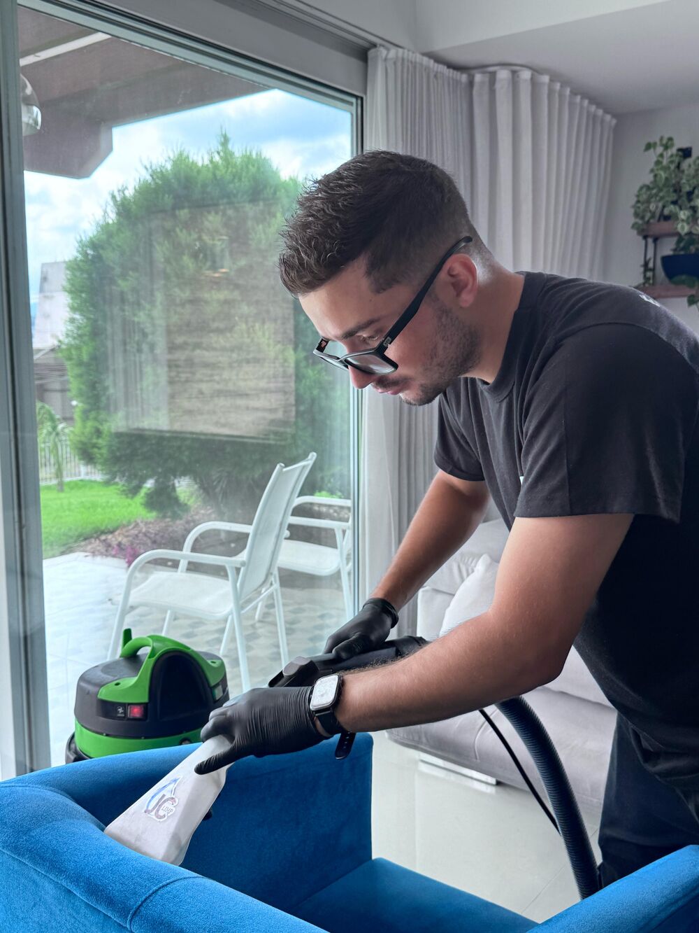 Higienização profissional de sofá azul